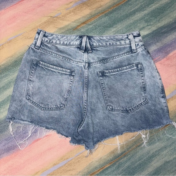 Good American Good 90s Cut Off Jean Shorts Size 2 / 26 Medium-Light Wash - Picture 5 of 7